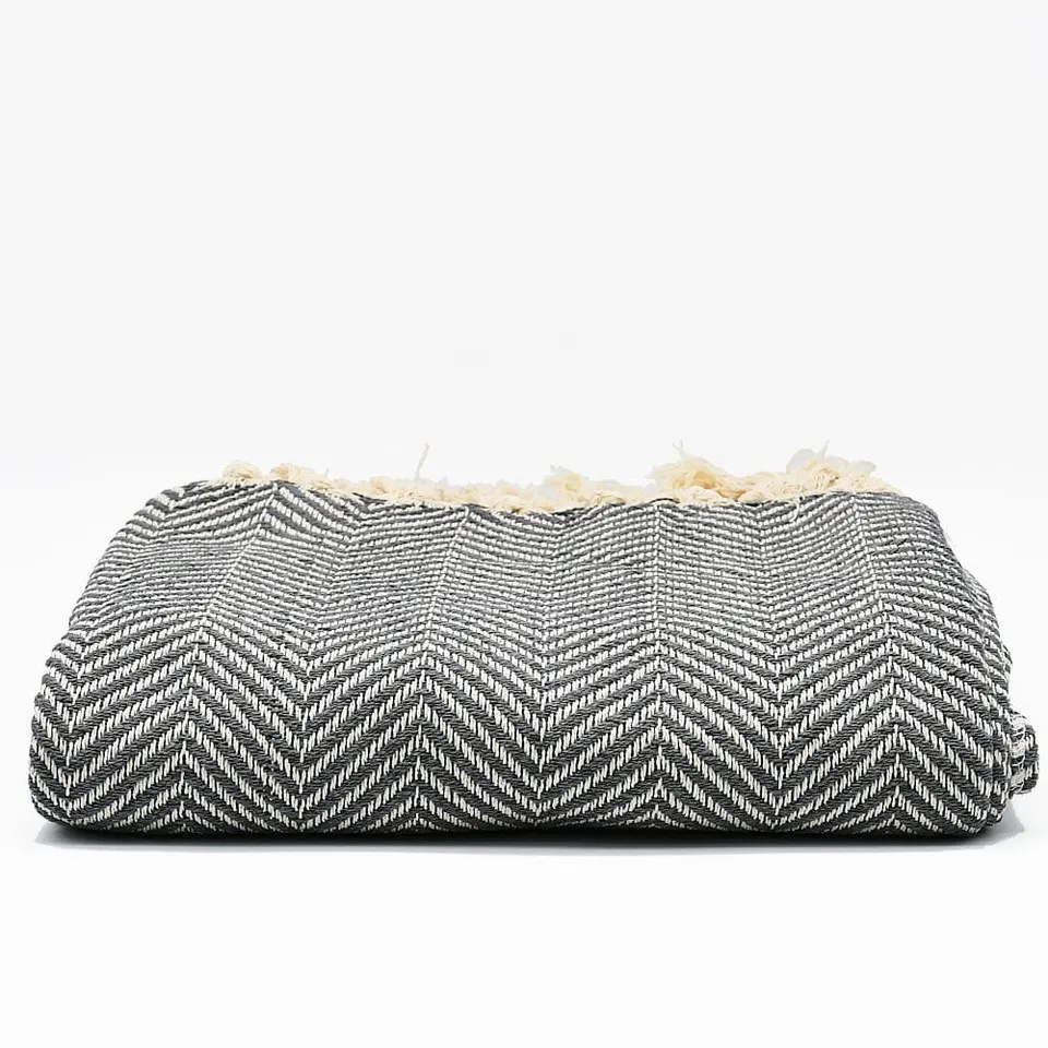 luisa-paix-o-chevrons-plaid-coton-gris-moyen-200x135cm image 1