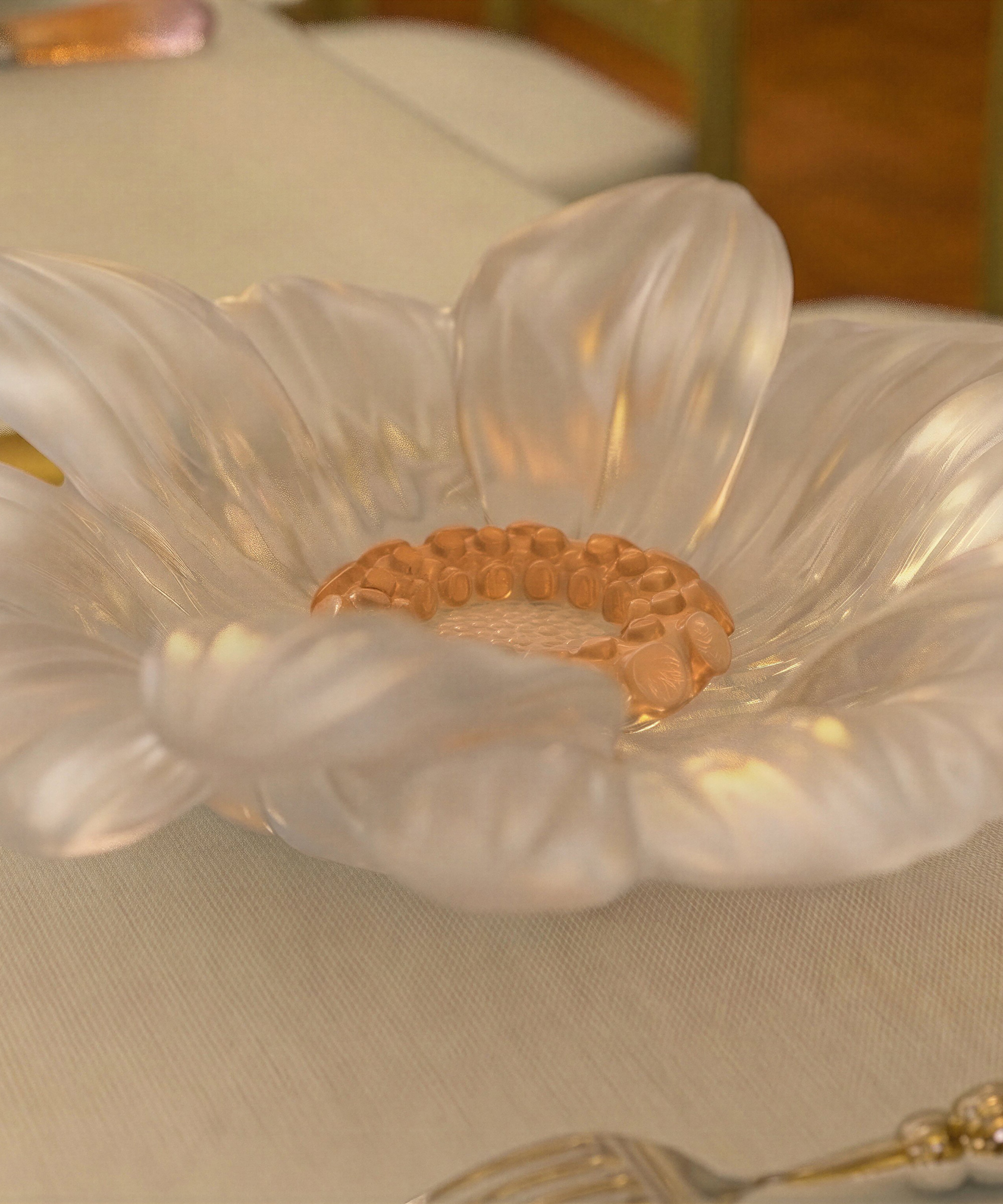 daum-art-de-la-table-or-d-abeille-fleur-pr-sentation-pm-blanche image 4