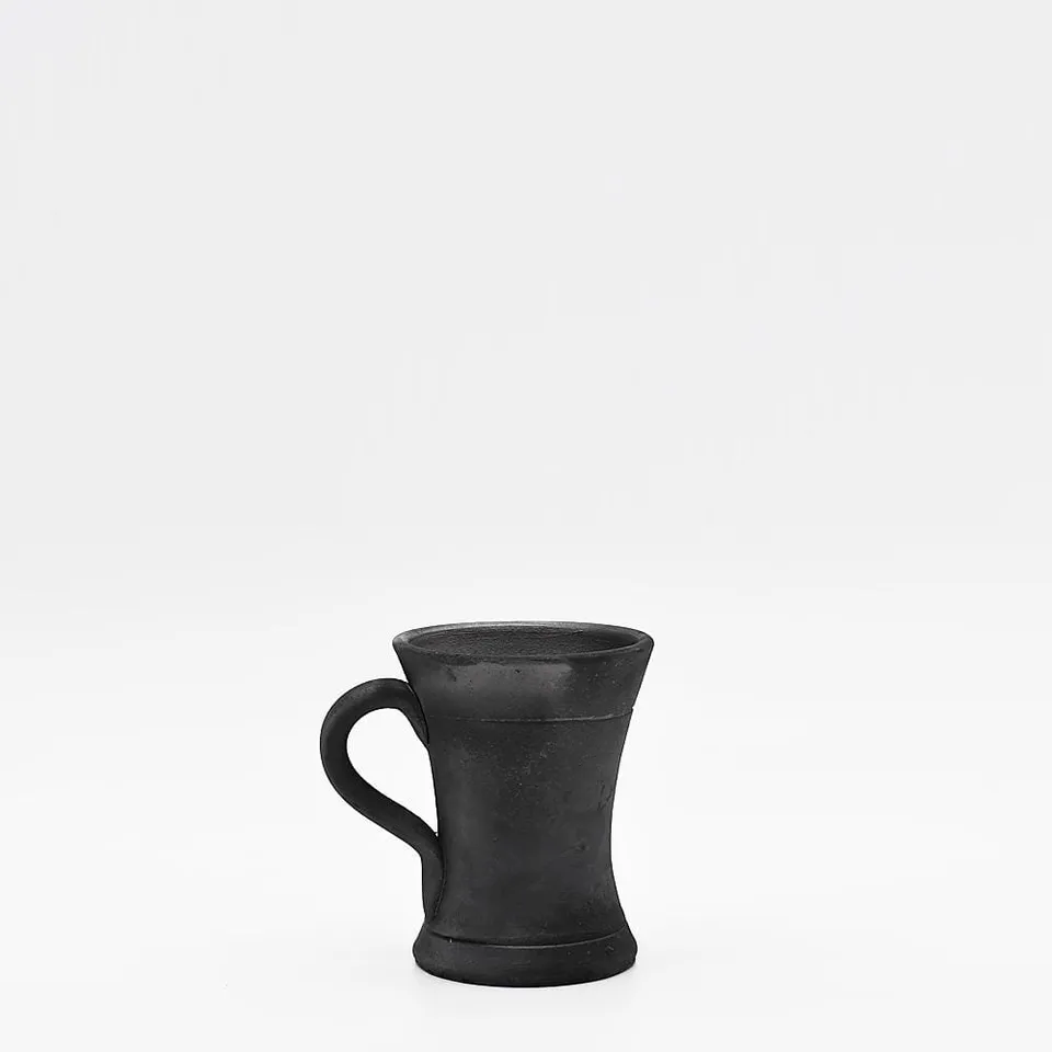 luisa-paix-o-bisalh-es-tasse-en-terre-cuite-noire-10-cm image 1