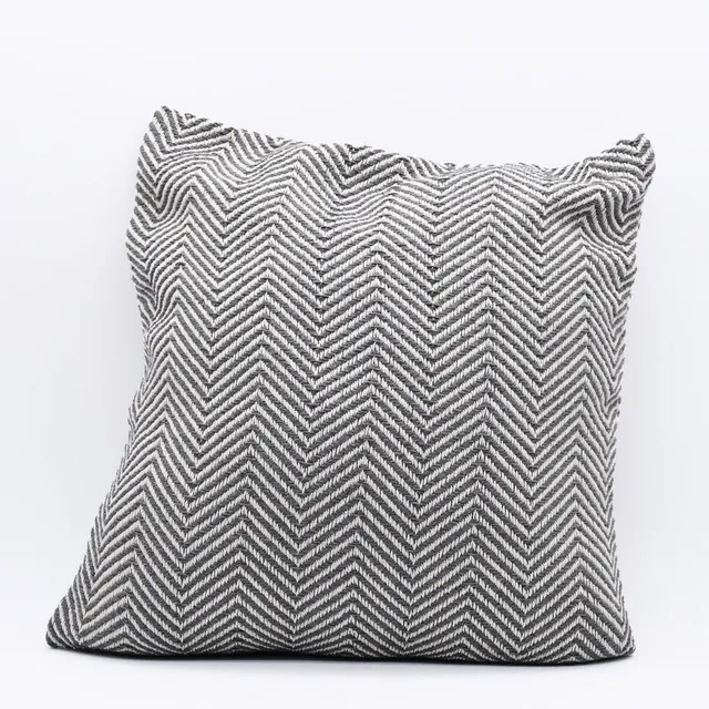 luisa-paix-o-chevrons-housse-de-coussin-50x50-gris image 1