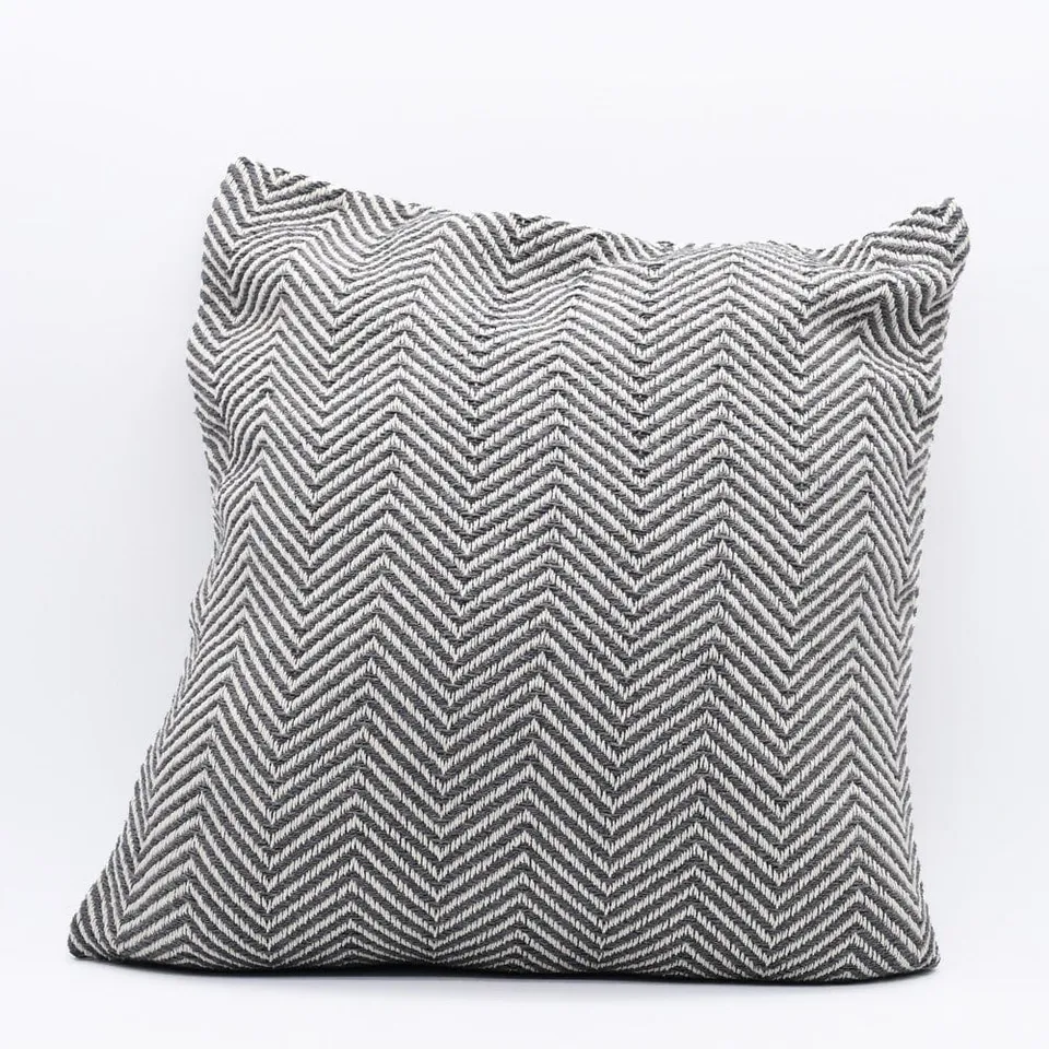 luisa-paix-o-chevrons-housse-de-coussin-50x50-gris image 1