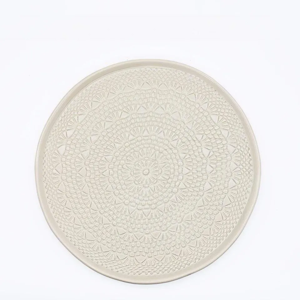 luisa-paix-o-carimbada-assiette-c-ramique-beige-27-cm-artisanale image 1