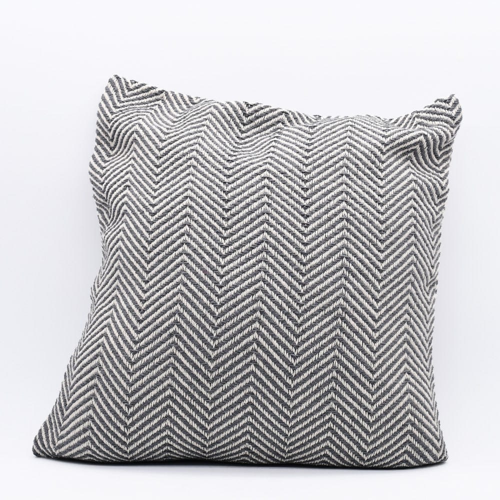 luisa-paix-o-chevrons-housse-de-coussin-50x50-gris image 1