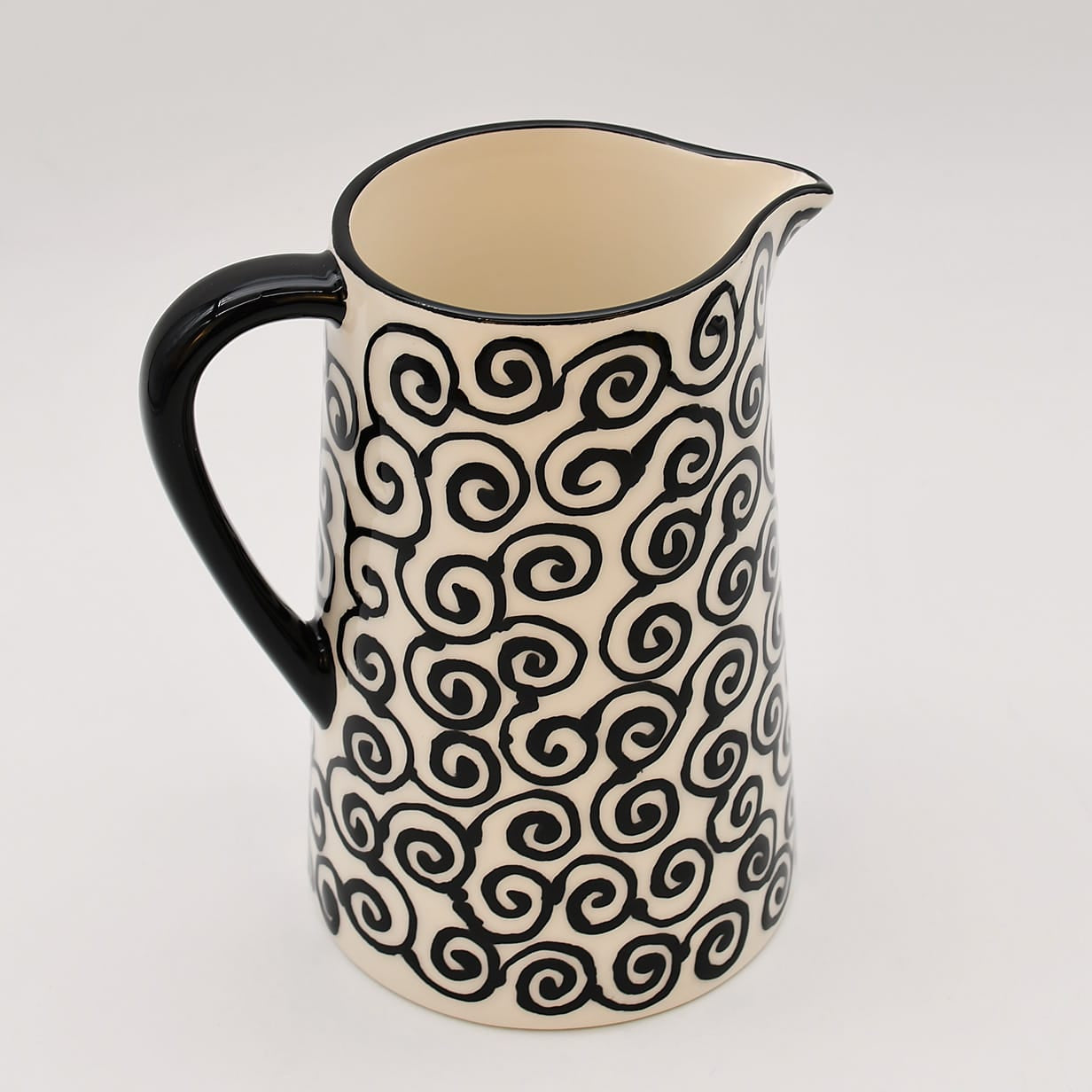 luisa-paix-o-redemoinho-carafe-c-ramique-noire-1-l image 4