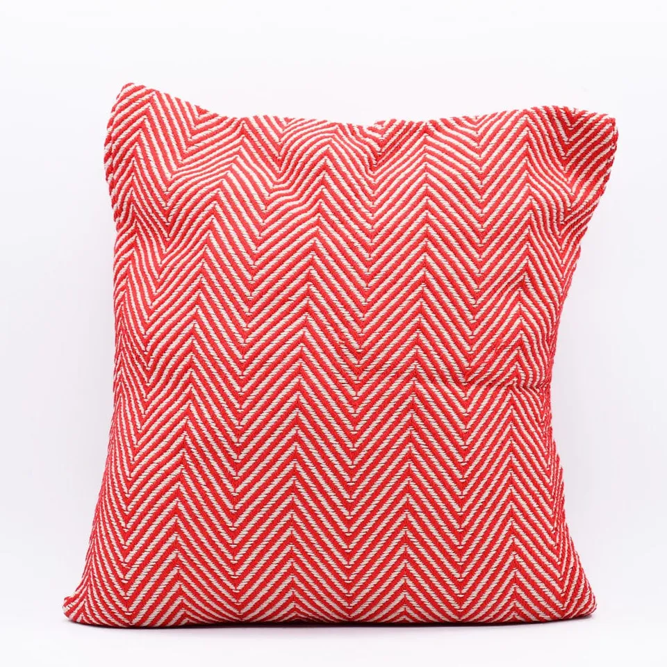luisa-paix-o-chevrons-housse-de-coussin-50x50-rouge image 1