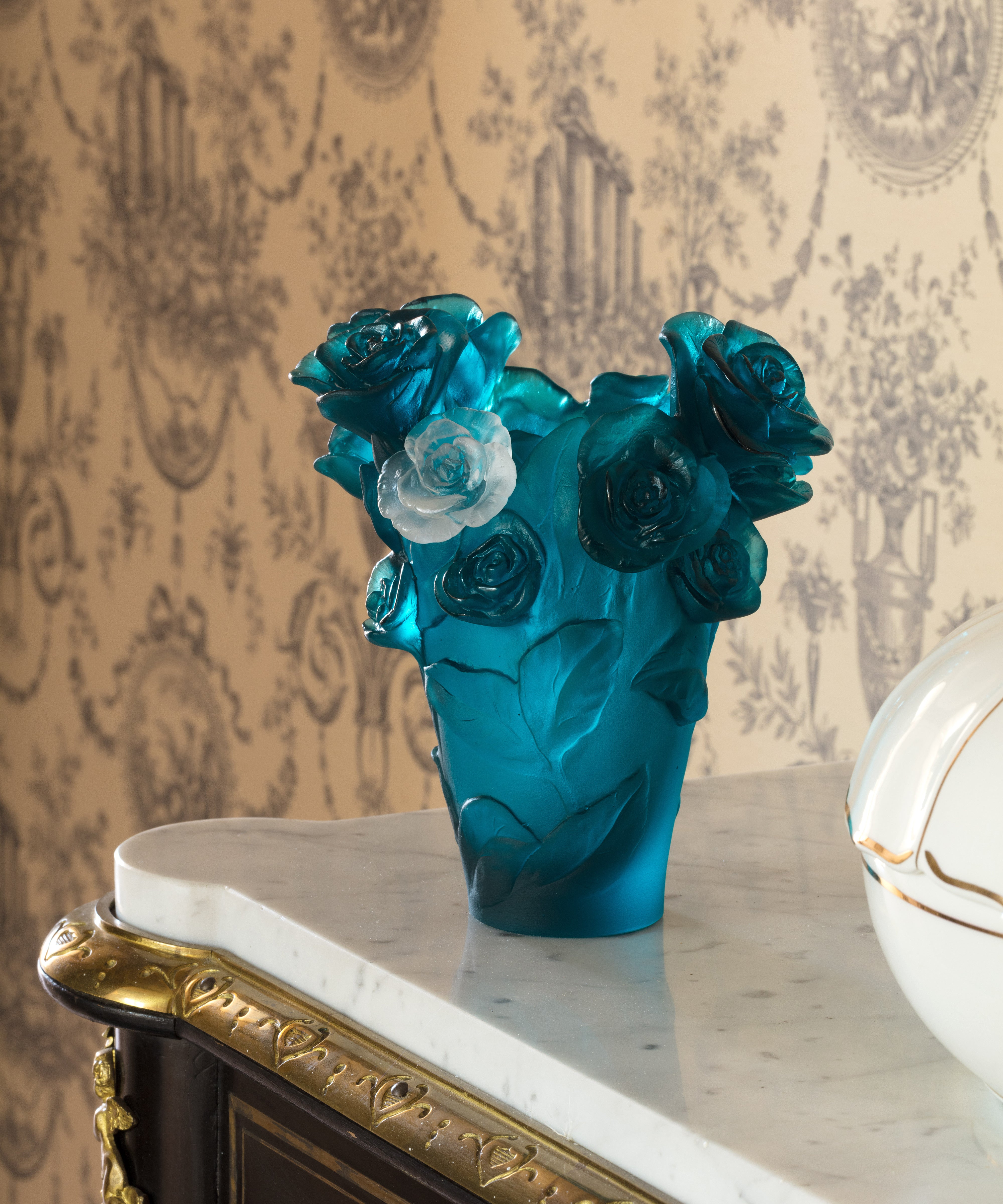 daum-univers-v-g-tal-rose-passion-petit-vase-bleu-fleur-blanche image 2
