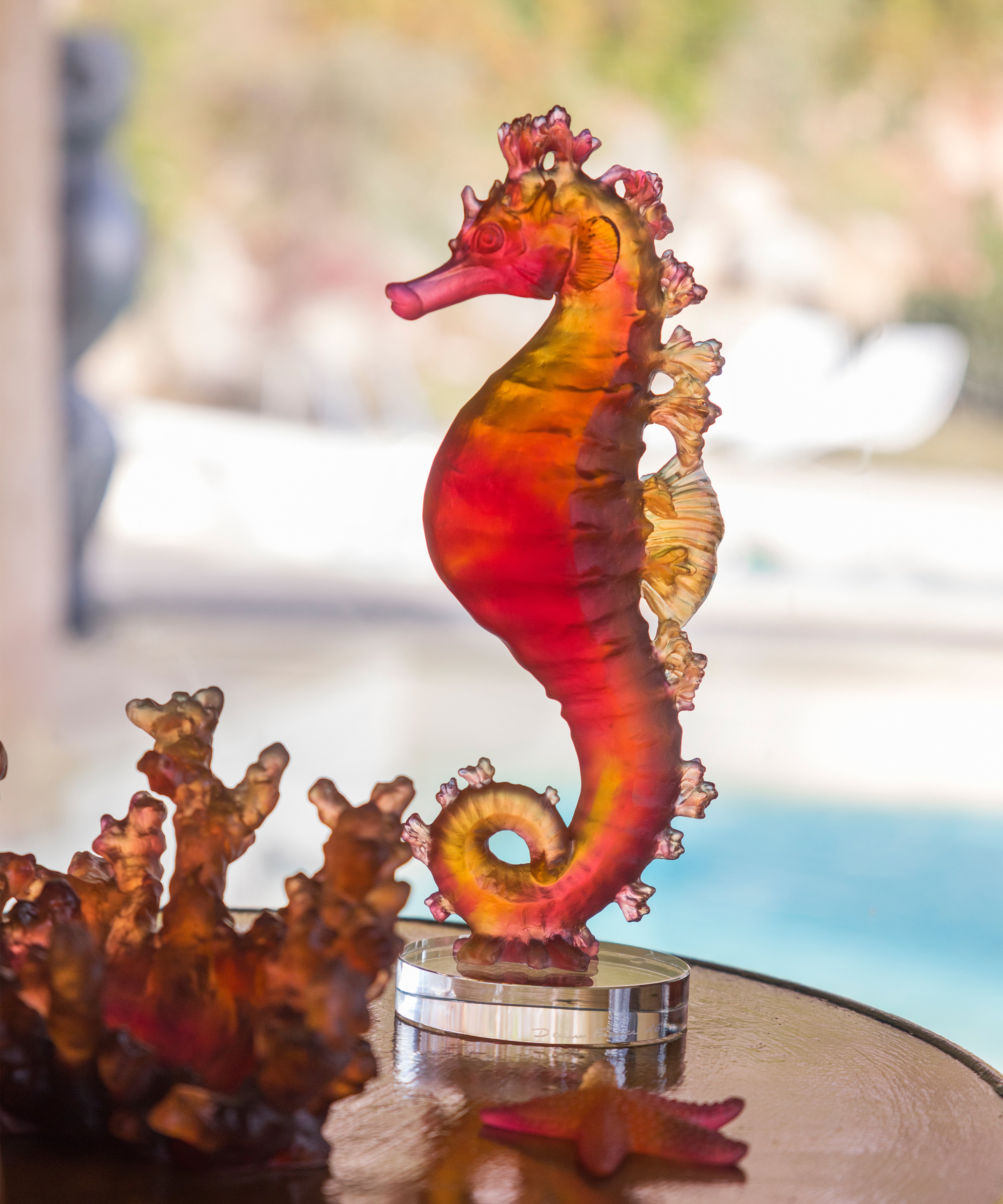 daum-mer-de-corail-hippocampe-sculpture-ambre-rouge image 2