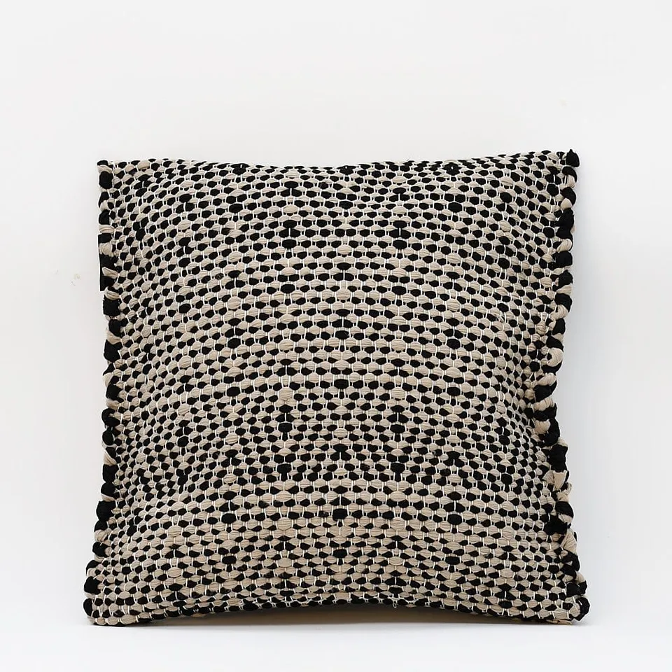 luisa-paix-o-housse-de-coussin-fibres-recycl-es-noir-40x40cm image 1