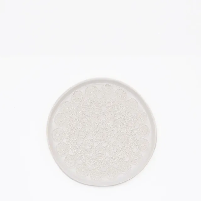 luisa-paix-o-flores-assiette-blanche-20cm-c-ramique-artisanale image 1