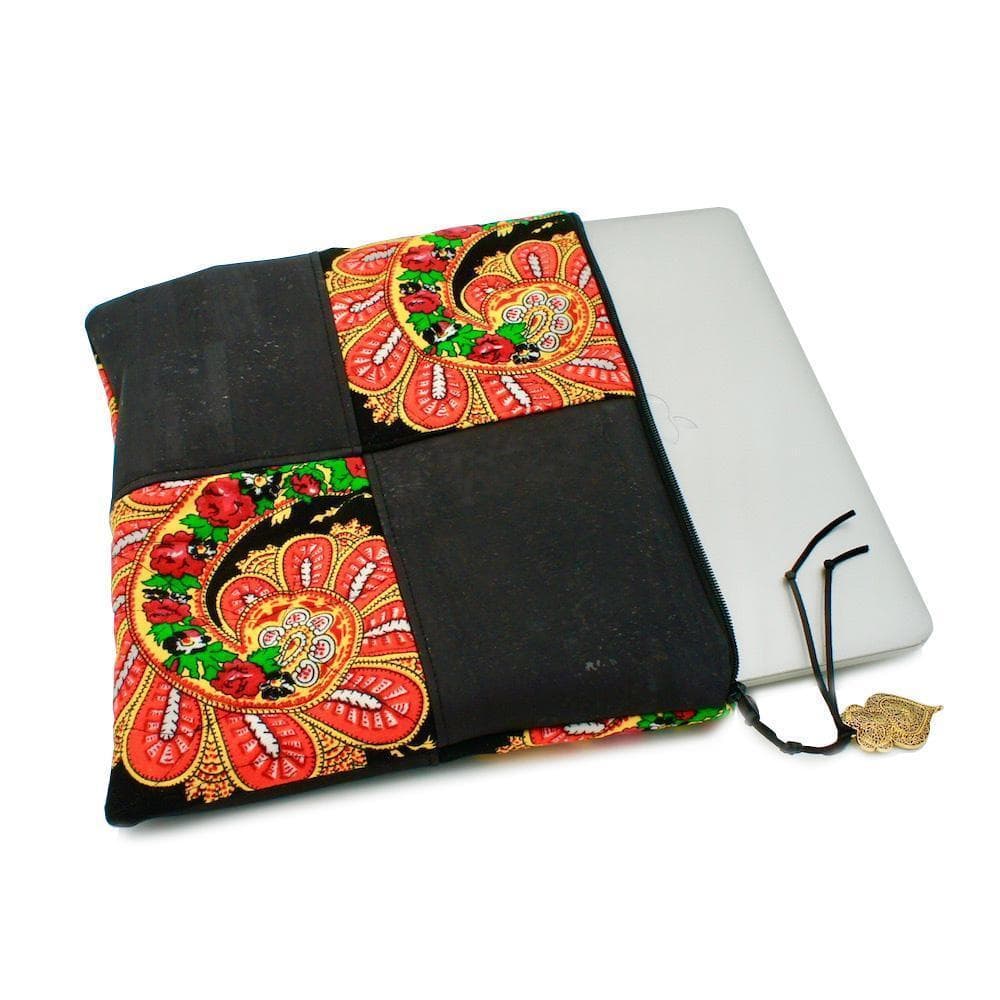 luisa-paix-o-pochette-en-li-ge-noir-patchwork-minho-laptop image 2