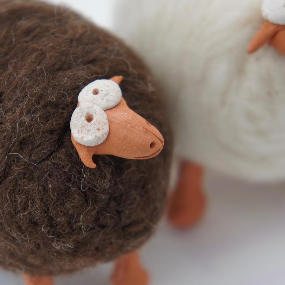 luisa-paix-o-ovelha-peluche-d-corative-mouton-marron-laine image 4