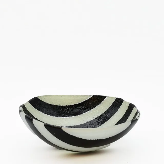 luisa-paix-o-marinha-grande-saladier-verre-noir-20cm-artisanal image 1