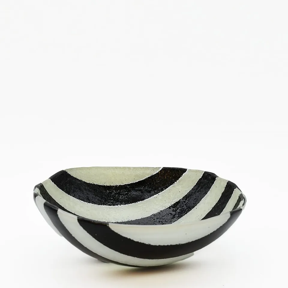 luisa-paix-o-marinha-grande-saladier-verre-noir-20cm-artisanal image 1
