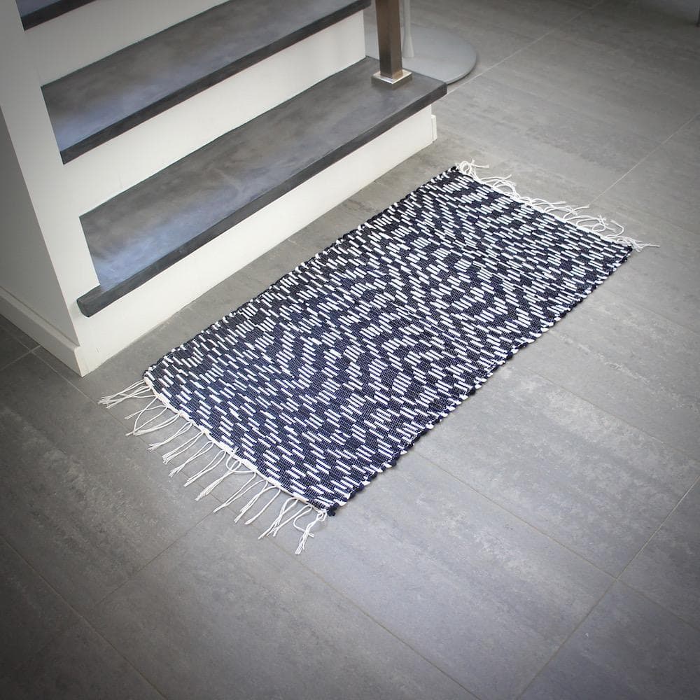 luisa-paix-o-linge-maison-tapis-coton-100x50-bleu-blanc-tress-main image 2