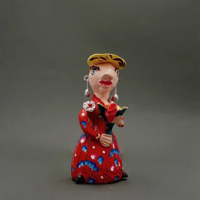 luisa-paix-o-boneca-com-flores-20-cm-statuette-j-lia-c-ta image 1