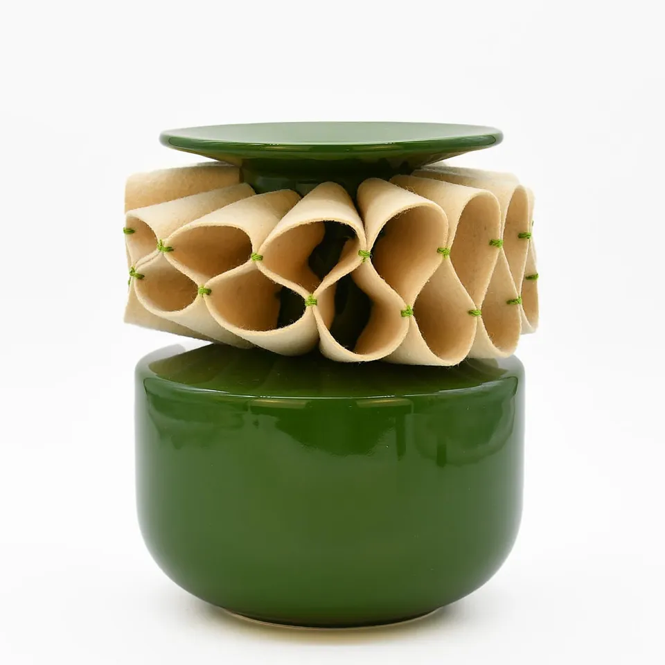 luisa-paix-o-a-jarra-de-rufos-vase-c-ramique-vert-20-cm image 1
