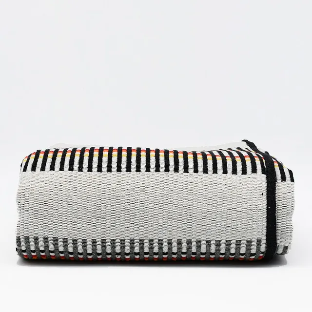 luisa-paix-o-manta-de-mira-de-aire-plaid-gris-bordeaux-200x140 image 1