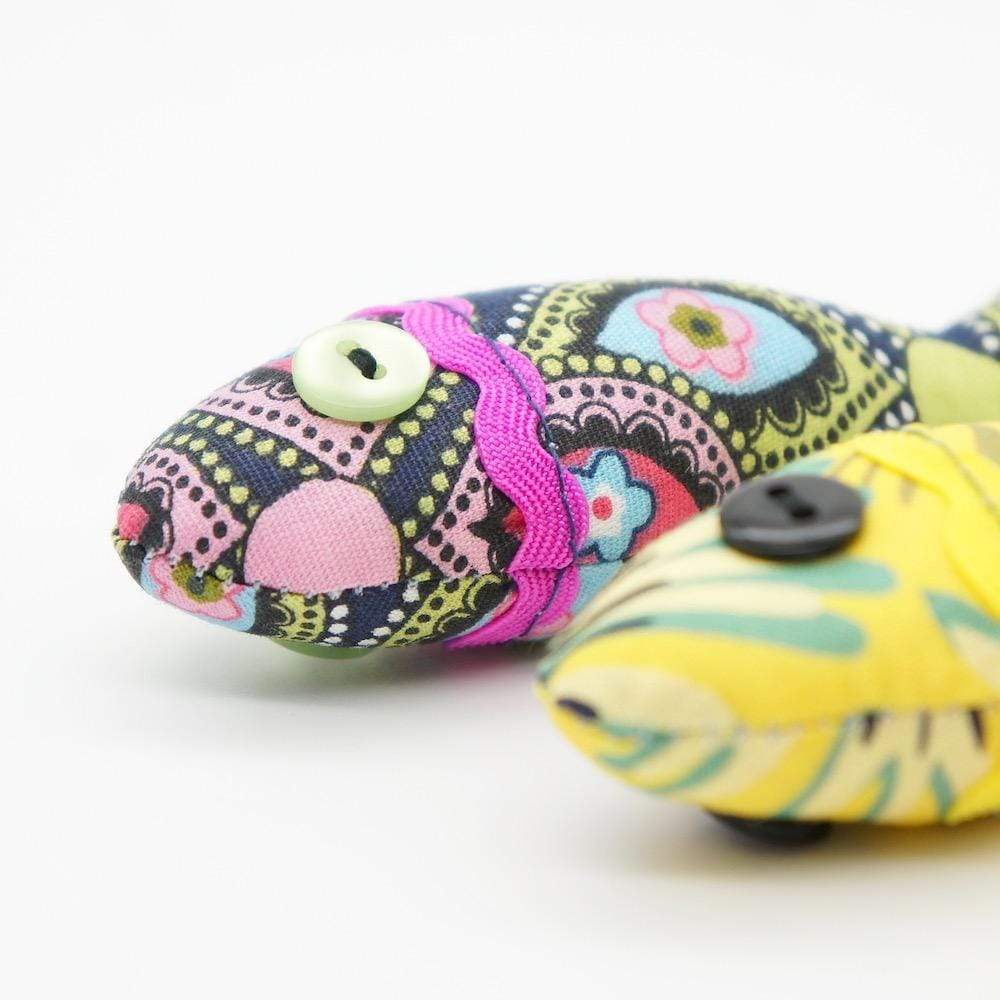 luisa-paix-o-d-coration-magnet-sardinha-tissu-bleu-12-cm image 3