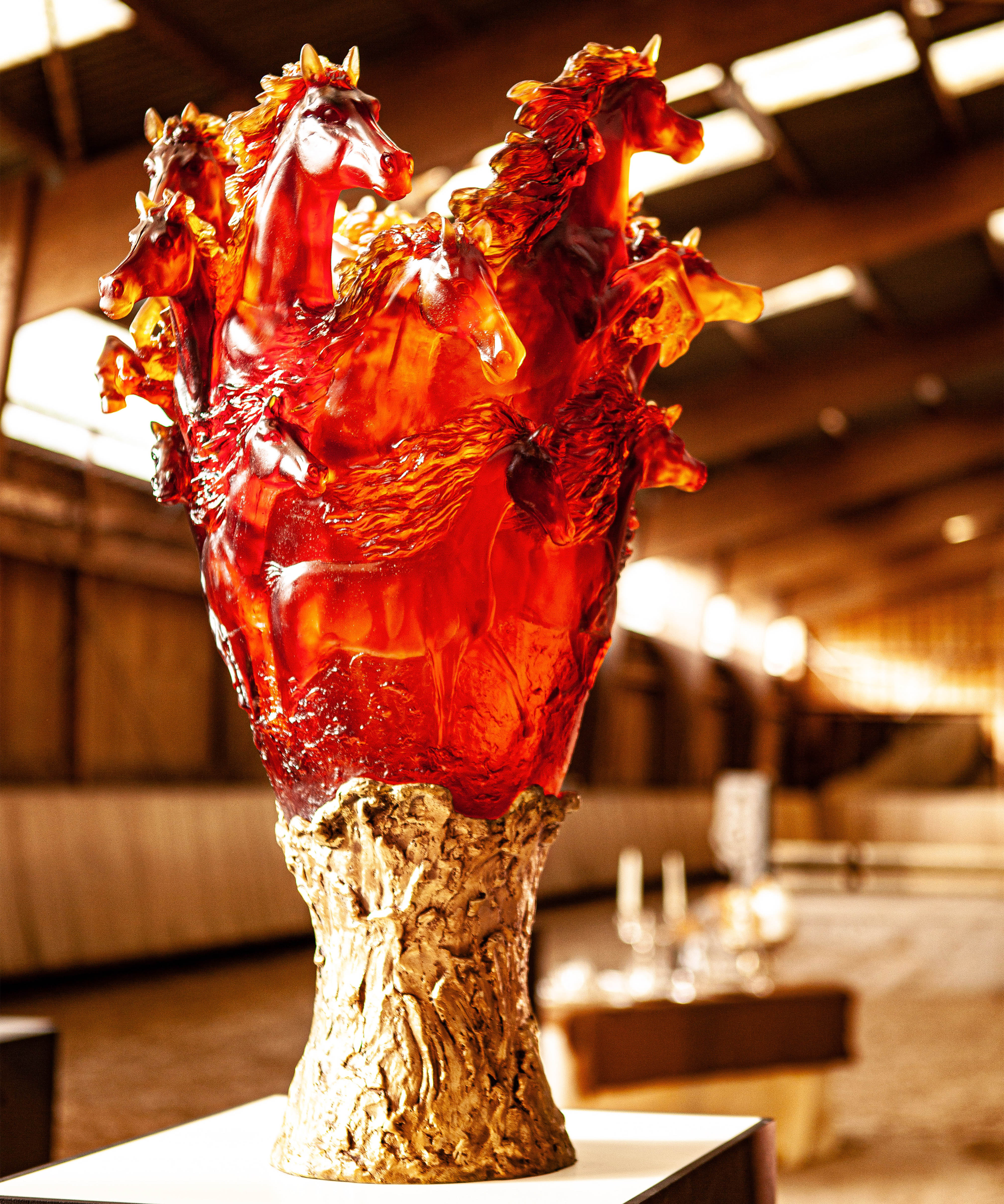 daum-univers-animalier-cavalcade-vase-prestige-ambre-50ex-cristal image 3