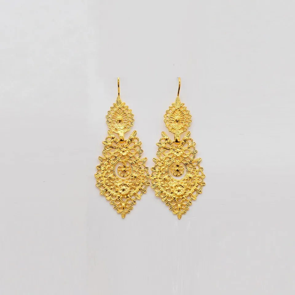 luisa-paix-o-bijoux-boucles-brincos-rainha-dor-5-5-cm image 1