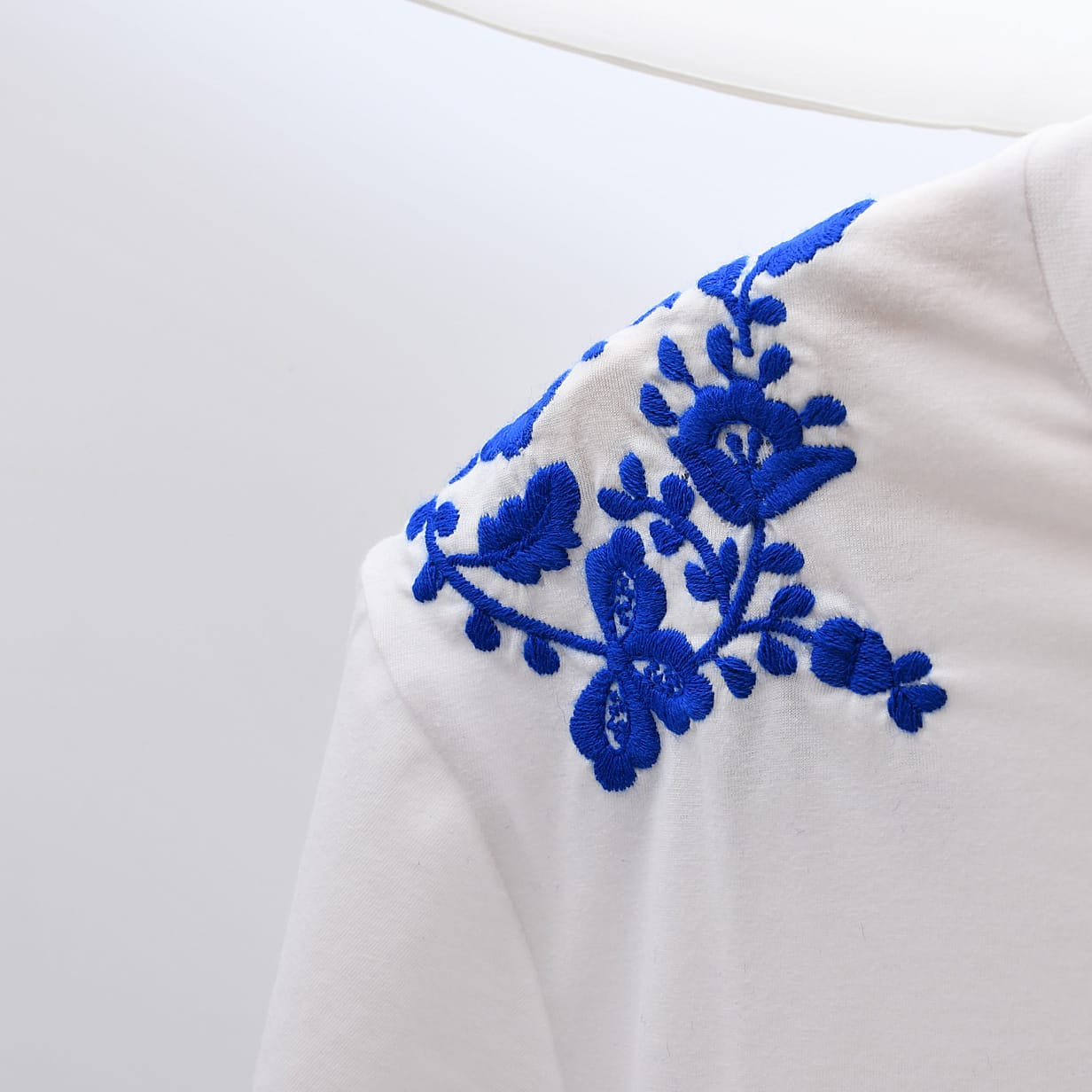 luisa-paix-o-viana-tee-shirt-blanc-brod-main-coton image 3