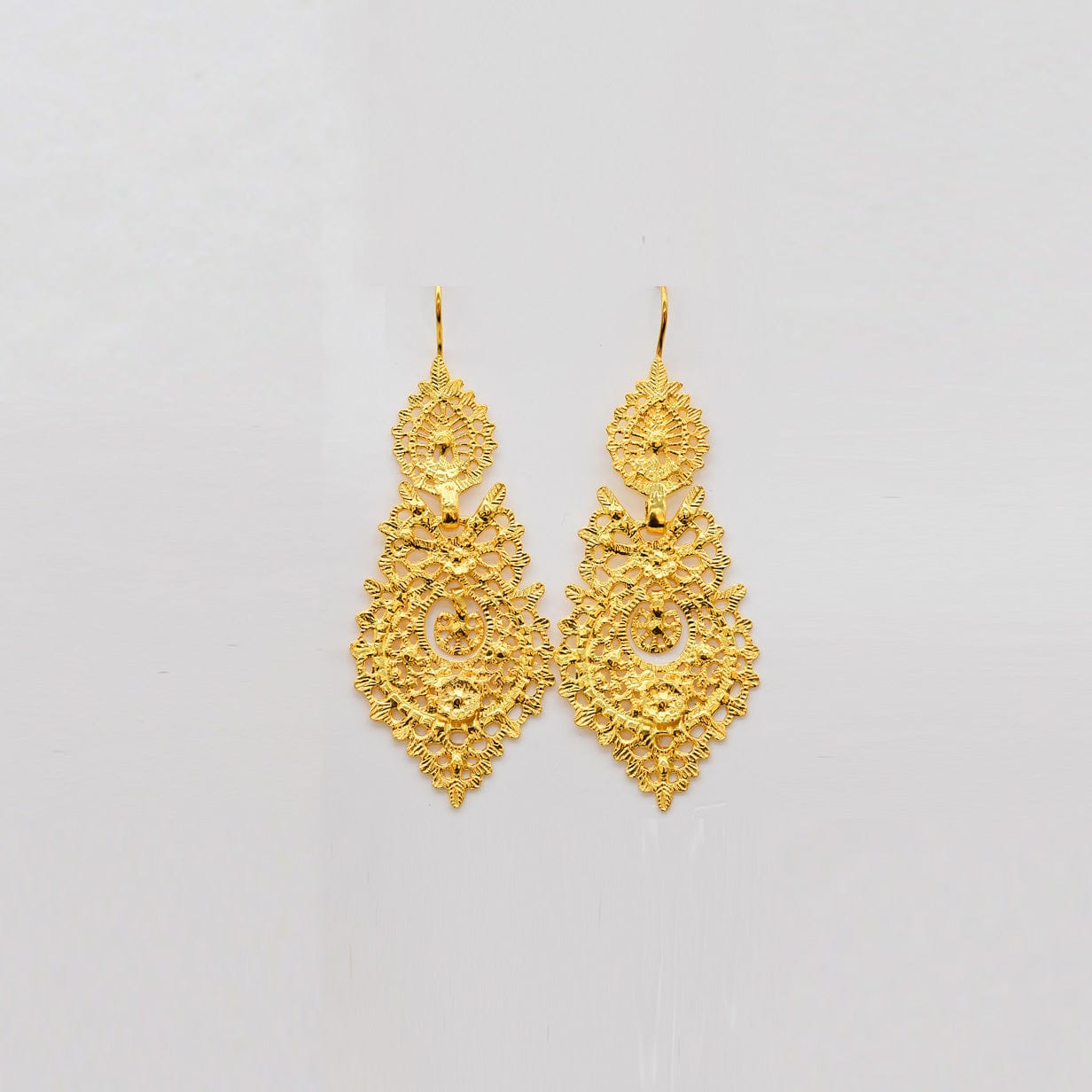 luisa-paix-o-bijoux-boucles-brincos-rainha-dor-5-5-cm image 1