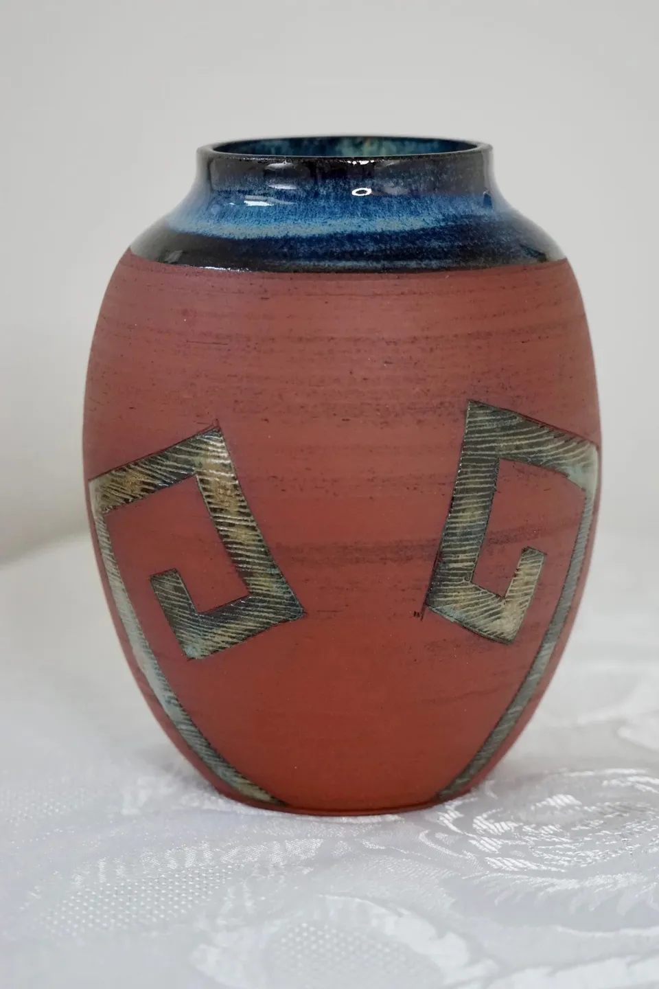 l-atelier-c-gaia-vase-gr-s-rouge-col-bleu-14-cm image 1