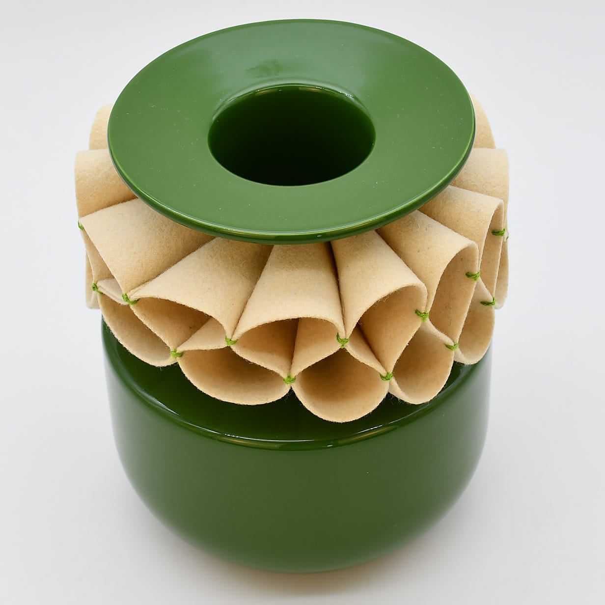 luisa-paix-o-a-jarra-de-rufos-vase-c-ramique-vert-20-cm image 3
