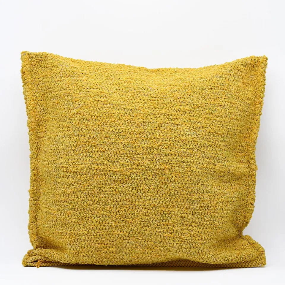 luisa-paix-o-housse-de-coussin-artisanale-60x60-jaune-fibres image 1