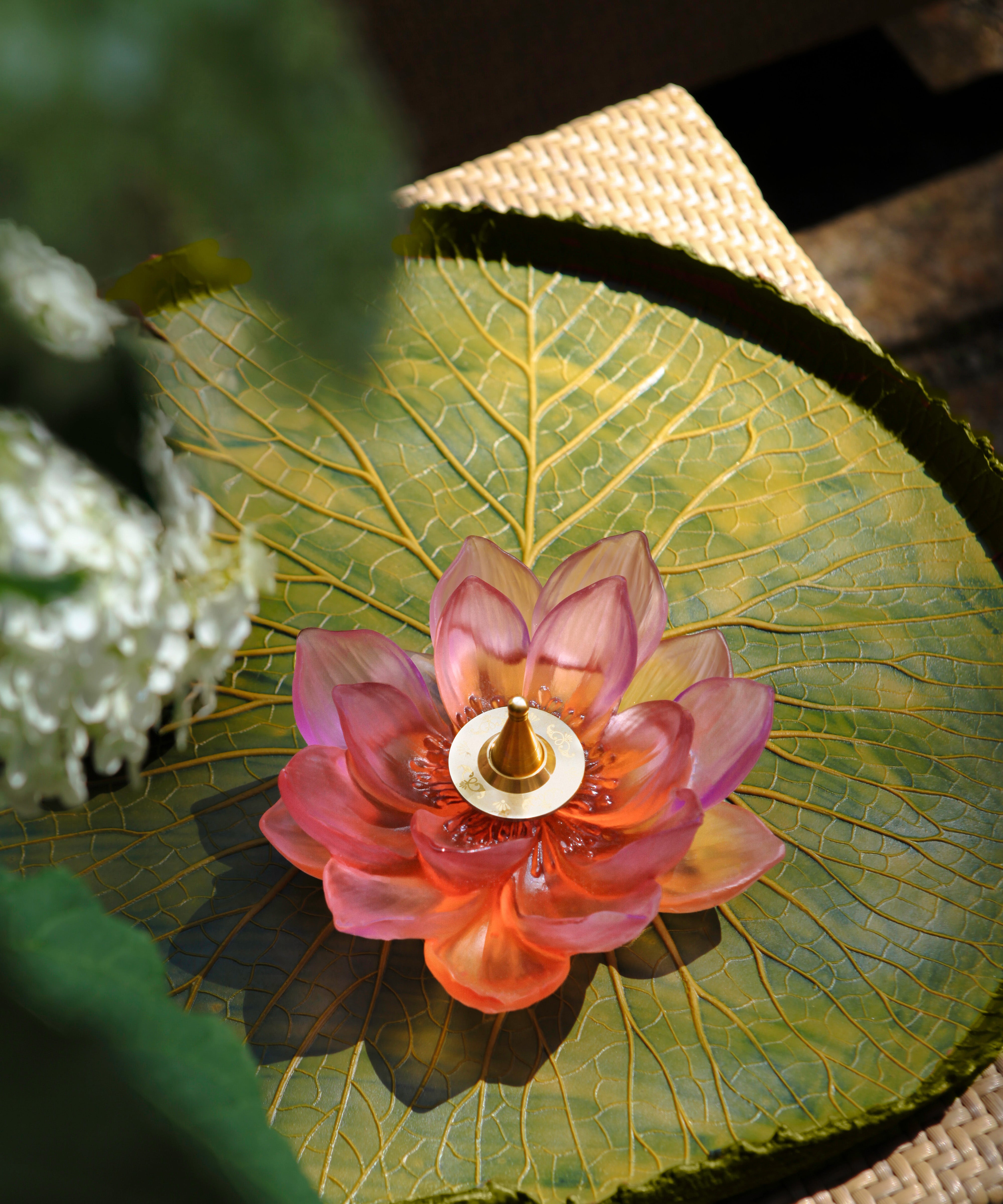 daum-jardin-de-lotus-porte-encens-cristal-ambre-rose image 2