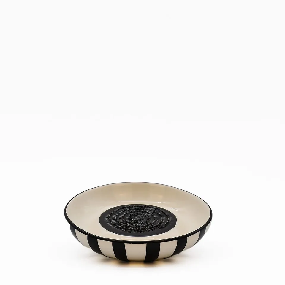 luisa-paix-o-costa-nova-mar-assiette-r-per-c-ramique-noire image 1