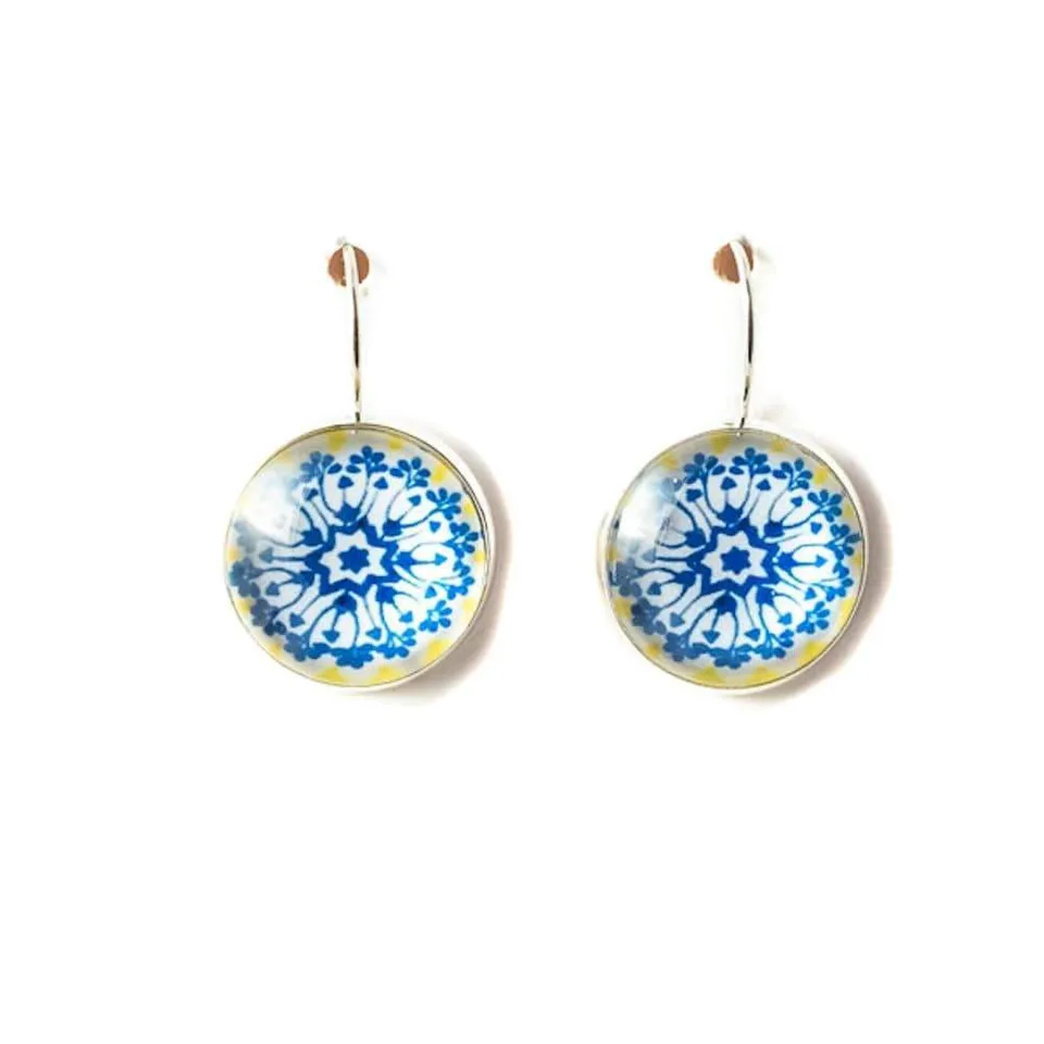 luisa-paix-o-bijoux-du-portugal-boucles-d-oreilles-azulejo-verre-1-8-cm image 1
